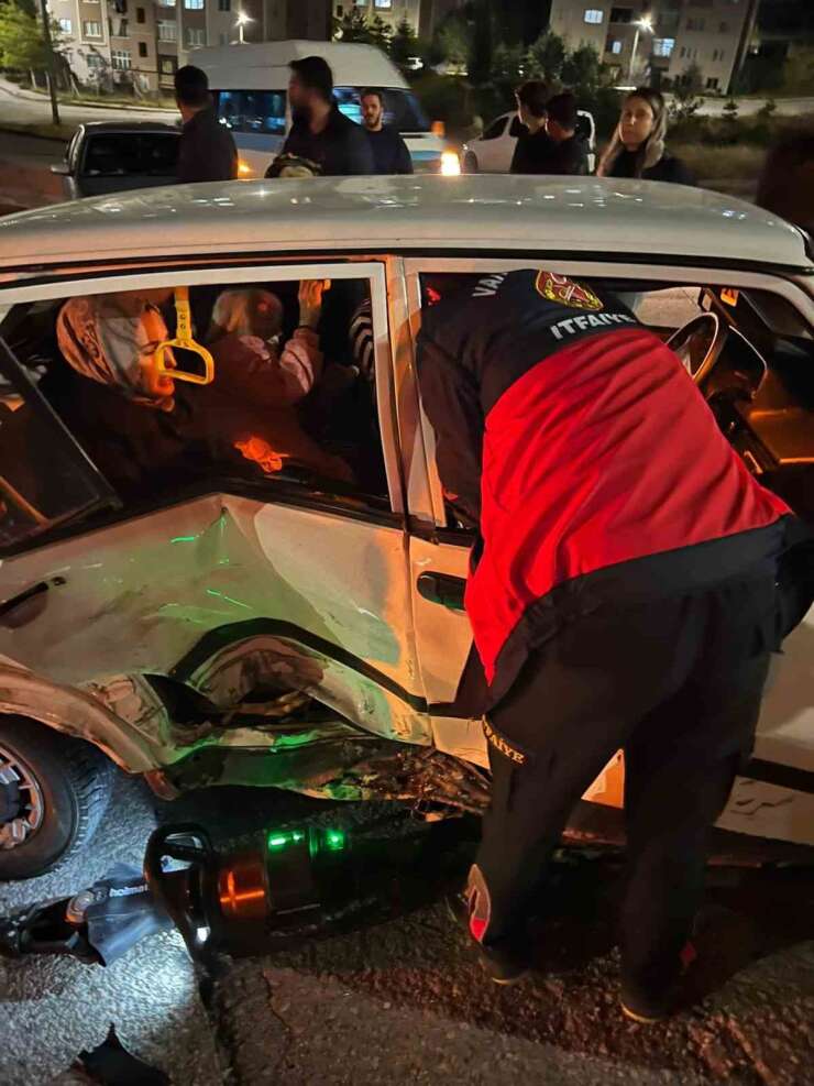 Van’da otomobiller çarpıştı: 3 yaralı