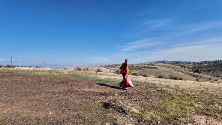Elazığ Belediyesi’nden sokak hayvanlarına mama ve su desteği