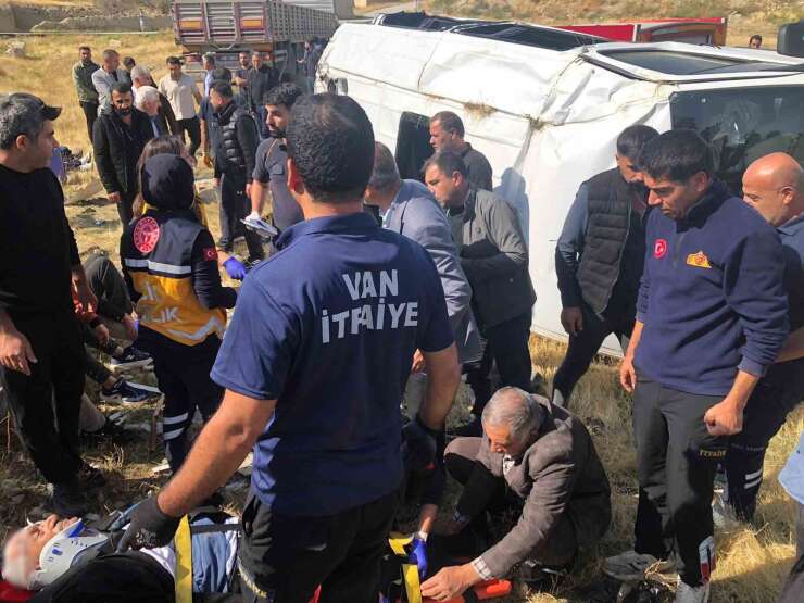 Van’da tır yolcu minibüsü ile çarpıştı: 11 yaralı