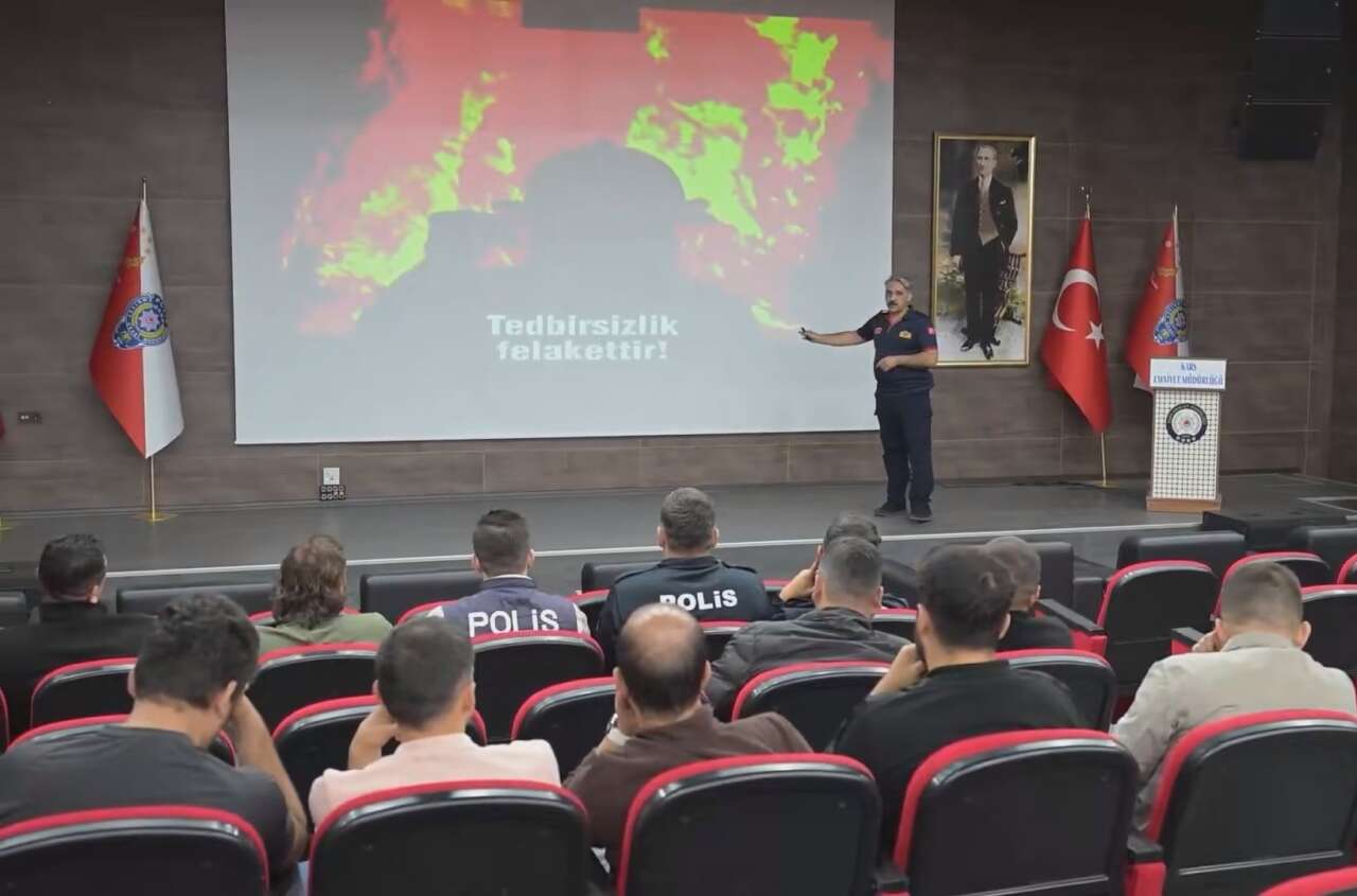 emniyet-mudurlugunde-yangin-alarmi-polisler-icin-nefes-kesen-tatbikat-1