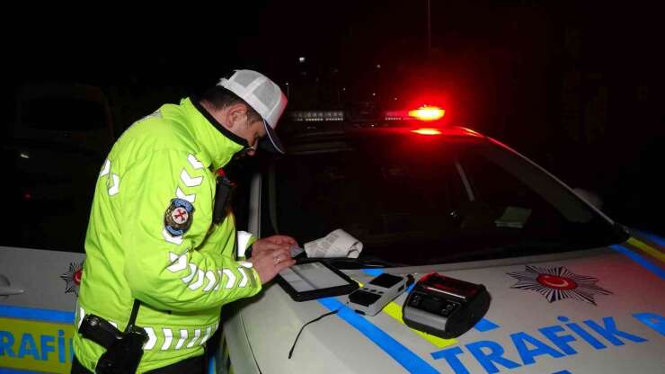 Polisin "Dur" ihtarına uymadı, kaçarken bir motorsiklete çarptı, yakalandığında 0,83 promil alkollü çıktı, 265 bin lira ceza yedi
