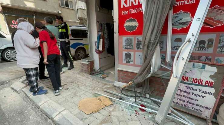 Yolcu minibüsü ile çarpışan ticari taksi terzi dükkanına girdi