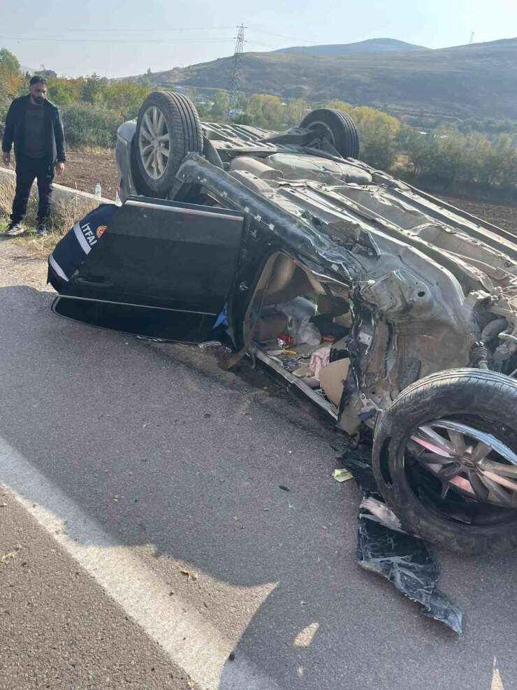 Van’da otomobil takla attı: 2 yaralı
