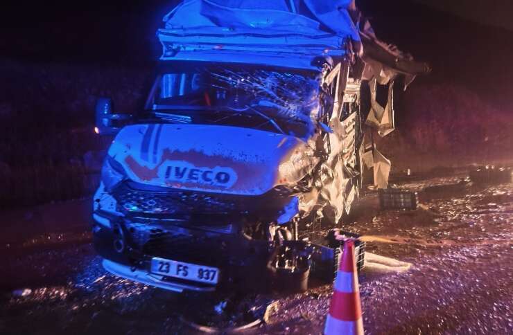 Doğanşehir’de tır ile minibüs çarpıştı: 1 yaralı