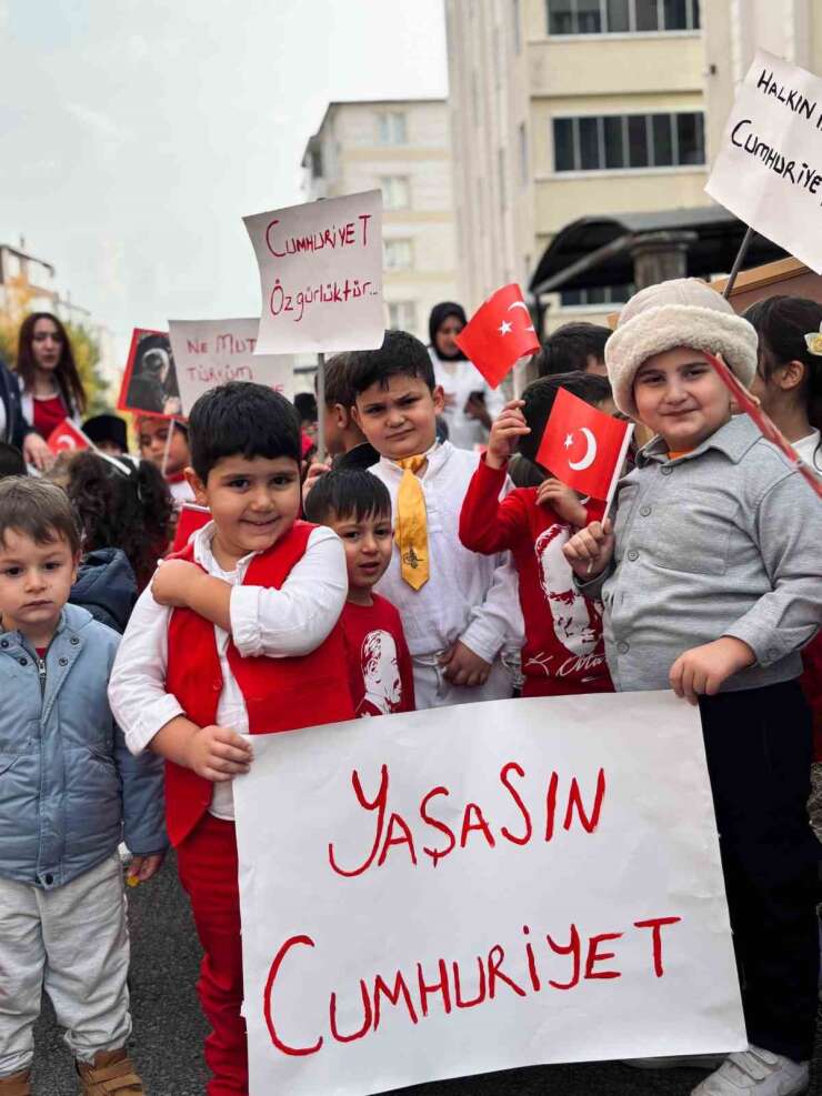 Kars’ta minik yüreklerin Cumhuriyet coşkusu sokaklara taştı