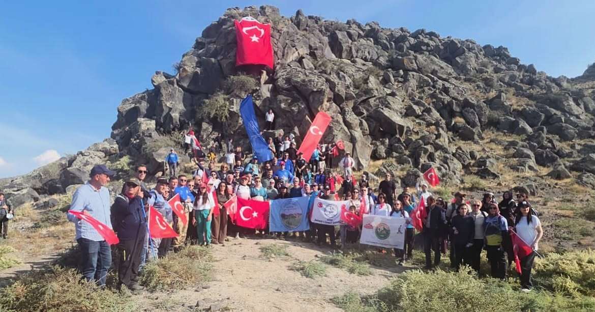 cumhuriyet-icin-birlikte-yuruduk-kagizman-dagcilik-ve-doga-sporlari-kulubu-olarak-bugun-3