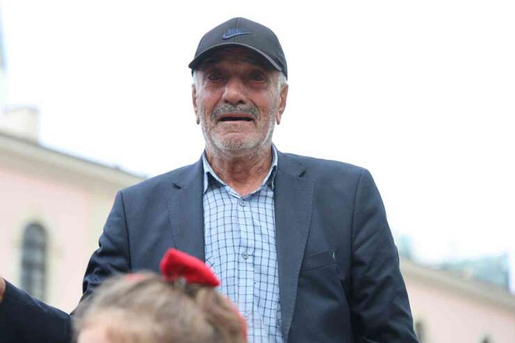 Anaokulu öğrencileri "Ölürüm Türkiyem" şarkısını söyledi, yaşlı adam gözyaşı döktü