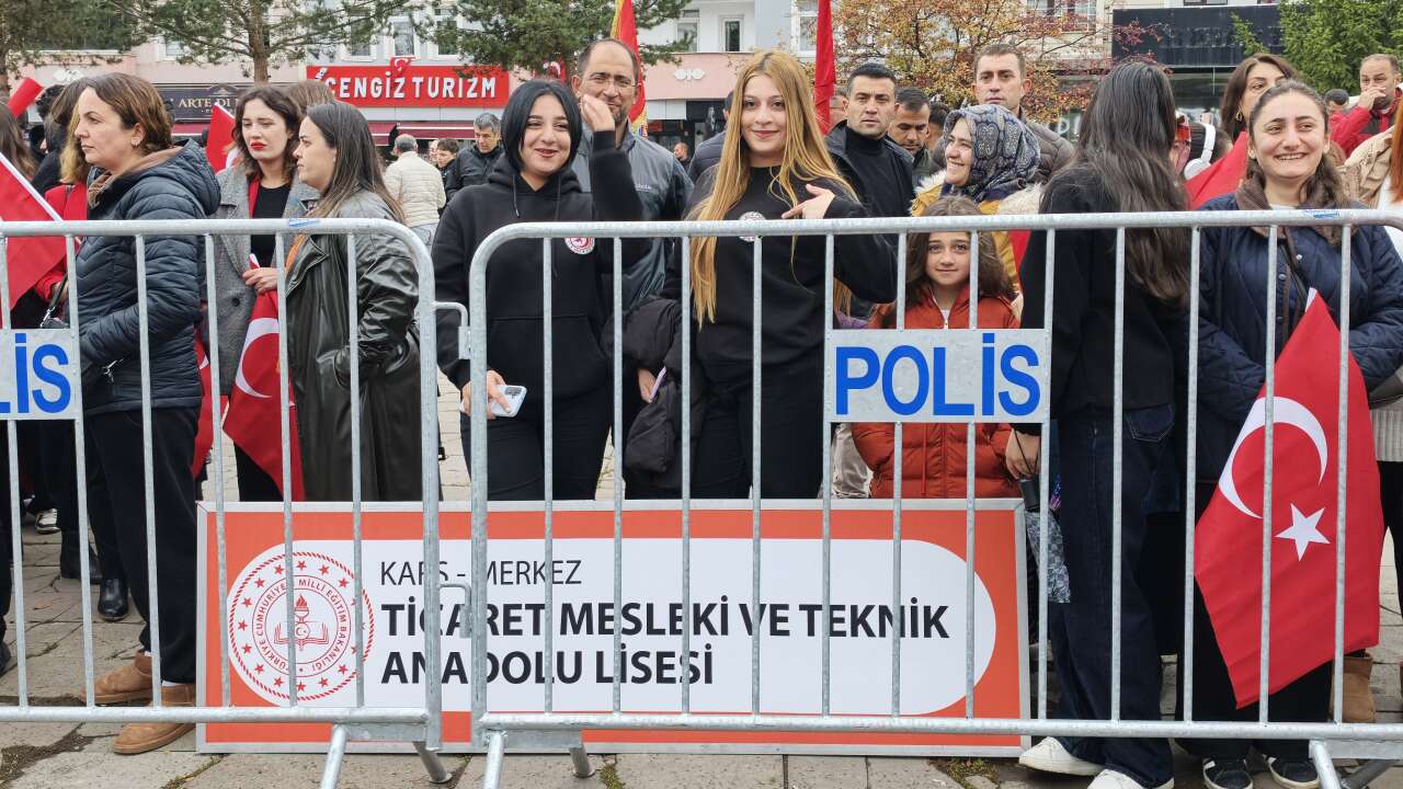 once-yazdilar-sonra-bastilar-karsli-ogrencilerden-cumhuriyete-armagan-1