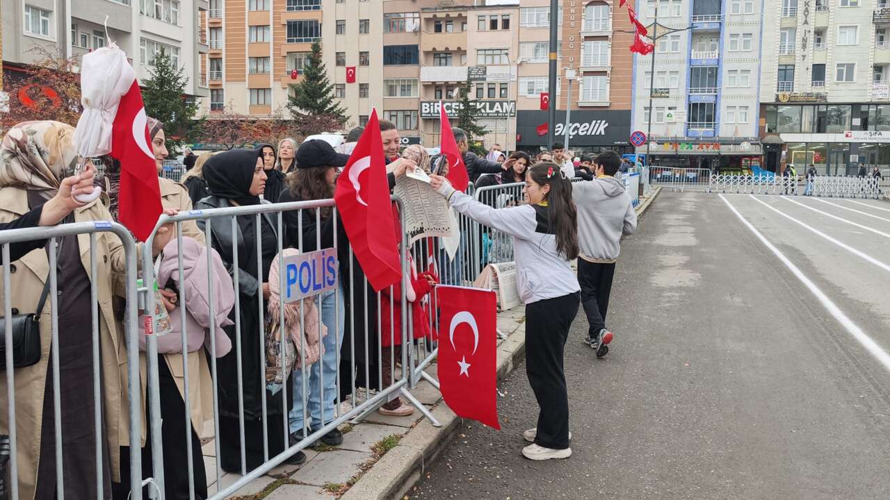 once-yazdilar-sonra-bastilar-karsli-ogrencilerden-cumhuriyete-armagan-2