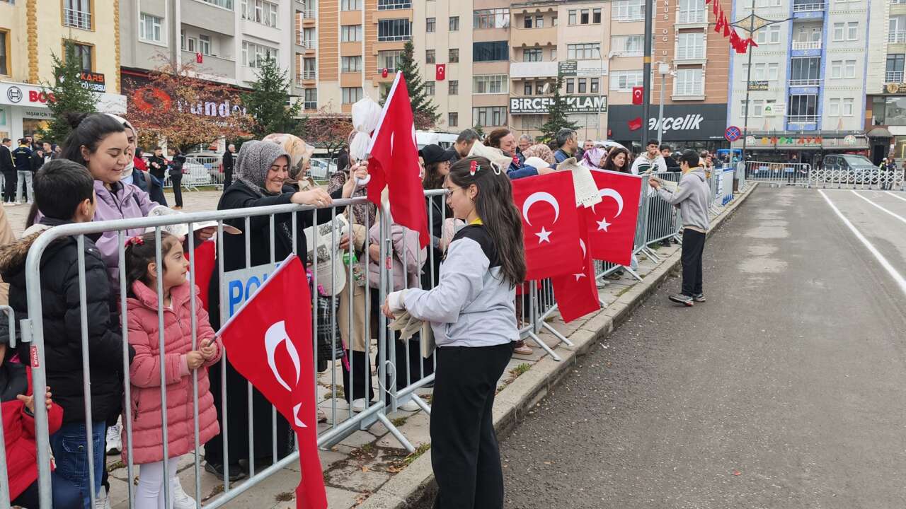 once-yazdilar-sonra-bastilar-karsli-ogrencilerden-cumhuriyete-armagan-3
