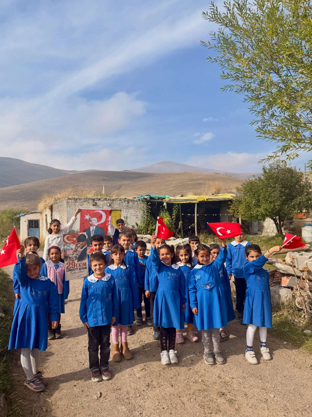 yeryuzunun-en-guzel-manzarasi-ellerinde-bayraklarla-yuruyen-minik-ellerdir-koyumuzde-cu-3