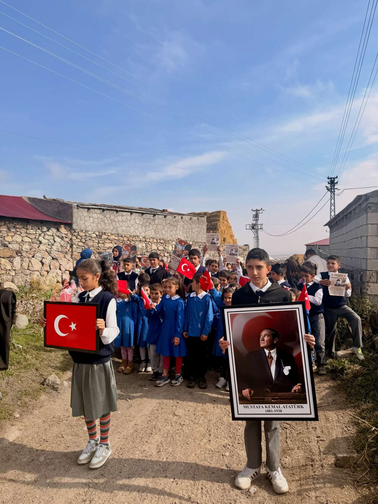 yeryuzunun-en-guzel-manzarasi-ellerinde-bayraklarla-yuruyen-minik-ellerdir-koyumuzde-cu-4