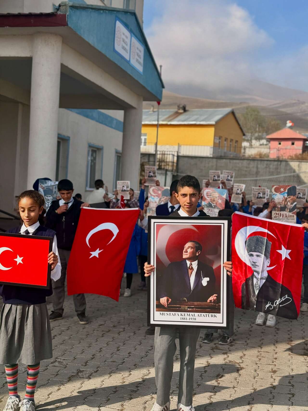 yeryuzunun-en-guzel-manzarasi-ellerinde-bayraklarla-yuruyen-minik-ellerdir-koyumuzde-cu-5